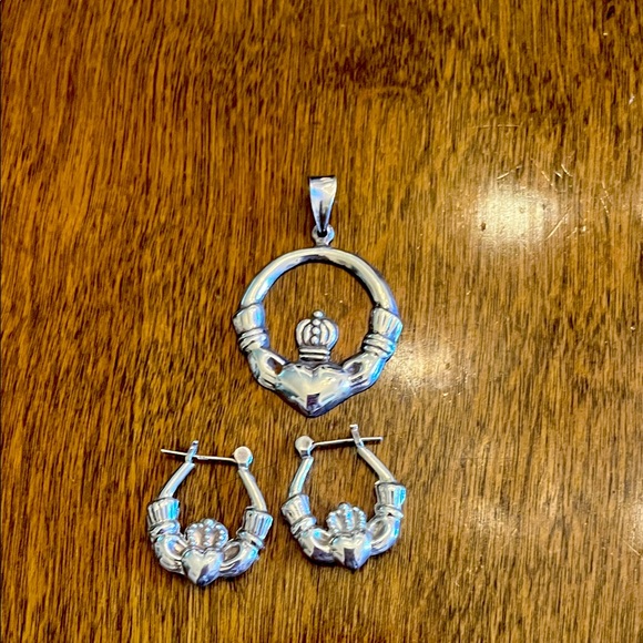 Claddagh  Irish Symbol .925 Pendant and Earrings Set - Picture 2 of 4